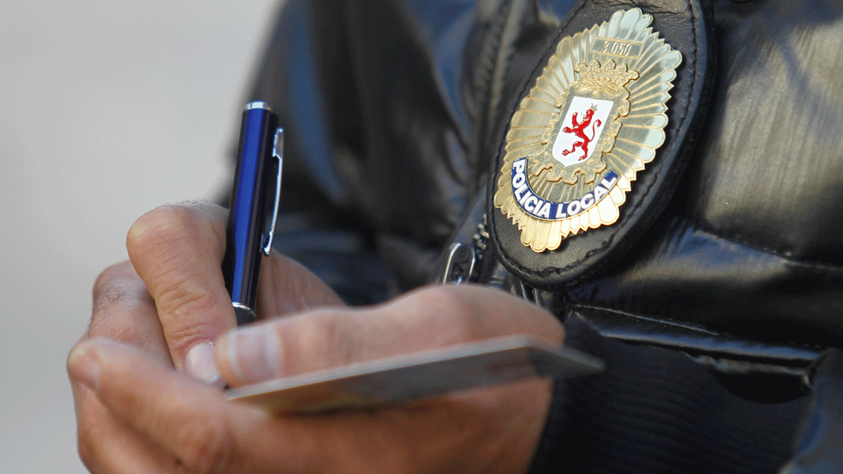 Un agente de la Policía Local redacta una denuncia durante un control rutinario. JESÚS F. SALVADORES