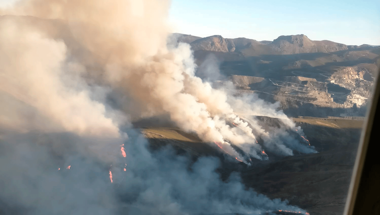 Arde el monte en el incendio intencionado de La Baña. @BRIFTABUYO