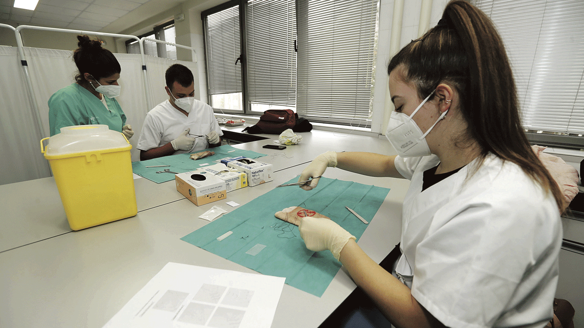 Alumnos de Enfermería durante una de las prácticas en el Campus de Ponferrada. L. DE LA MATA