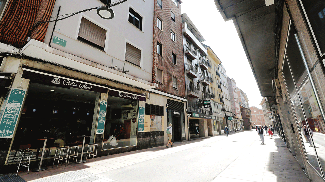 Calle Real, tras las obras de renovación, con las polémicas lámparas con cables. ANA F. BARREDO
