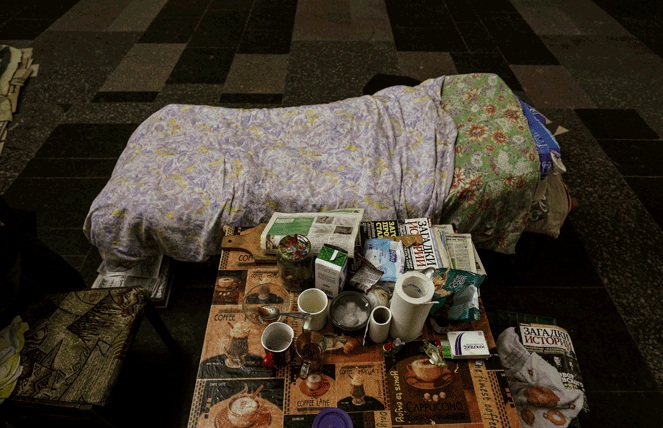 En el metro de Járkov aún quedan centenares de personas que acuden cada noche a dormir. Durante el día muchos hacen la cama y recogen su pequeño dormitorio sin paredes en el que se refugian de los proyectiles que cada día caen en esta ciudad del este de Ucrania, a solo 40 kilómetros de la frontera rusa. EFE/Manuel Bruque