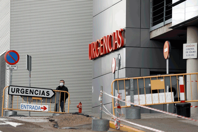 Acceso al área de Urgencias del Hospital de León. MARCIANO PÉREZ