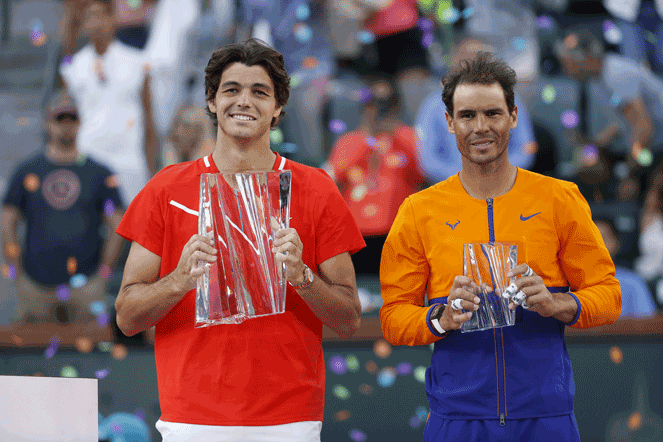 Taylor Fritz junto a Rafael Nadal con los trofeos que les acreditan como ganador y segundo clasificado en el torneo de Indian Wells. EFE/  EPA/  JOHN G. MABANGLO