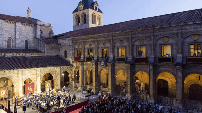 Concierto en el claustro de San Isidoro, Musac y auto sacramental del grupo Arpegio en el claustro de la Catedral