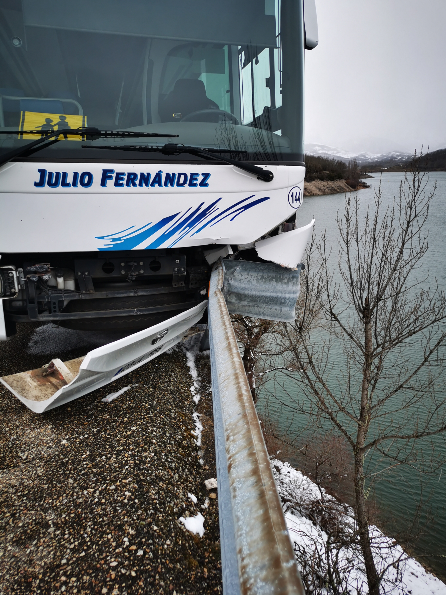 Las fotos del autocar escolar accidentado en Boñar