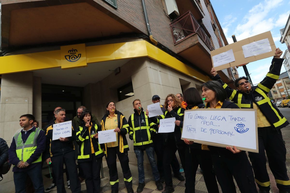 La protesta de la plantilla de Correos por falta de personal se ...